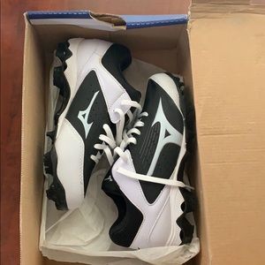 Brand new mizuno softball/baseball cleats size 5.5